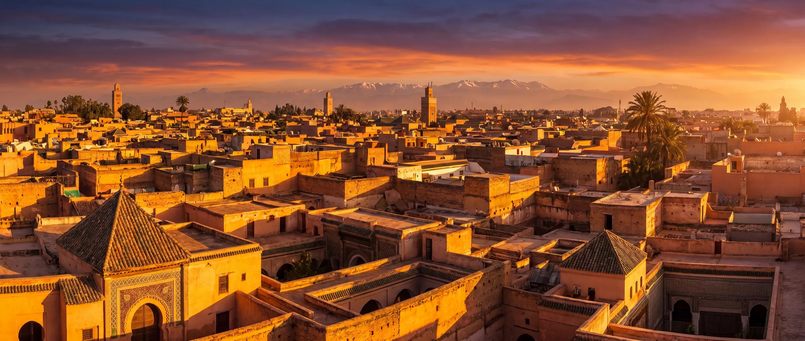 Marrakech au coucher de soleil avec l'Atlas en arrière-plan
